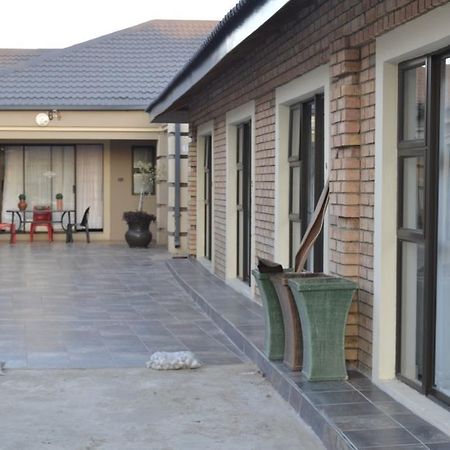Thembisi Guesthouse Newcastle Exteriér fotografie